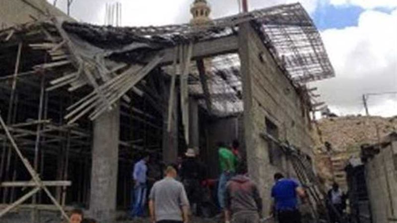 وفاة نجار مسلح تحت