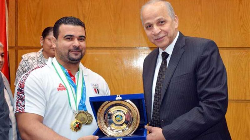 محافظ القليوبية يكرّم