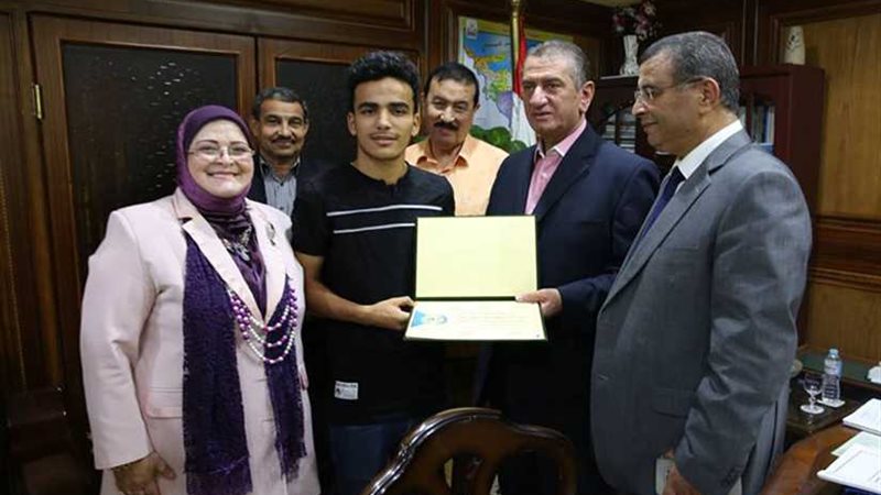 بالصور.. محافظ كفر