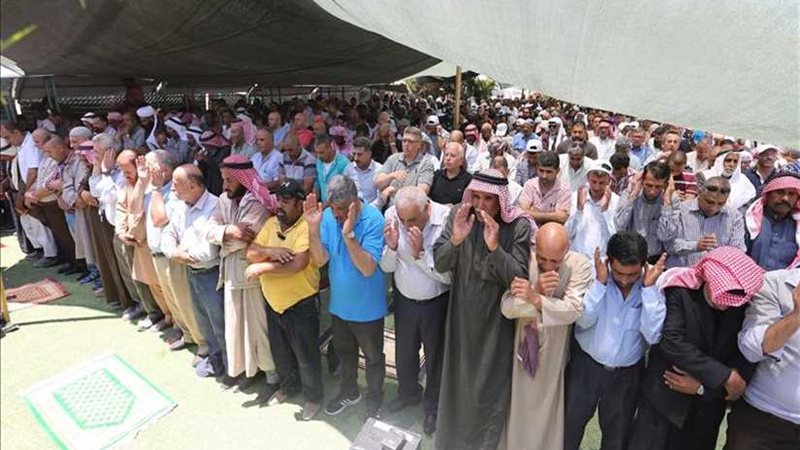 مئات الفلسطينيين