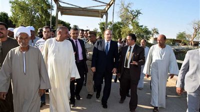 محافظ بني سويف يتفقد سير العمل بالقطاعات الحيوية بالقرى