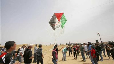 طائرات الورق تصيب نتنياهو بالجنون