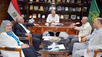 محافظ القليوبية يناقش سير العمل بالأكاديمية المهنية للمعلمين