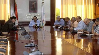 محافظ الأقصر يتابع خطة إدخال الغاز الطبيعي لمدن المحافظة