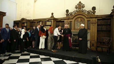 الإمام الأكبر وكبير أساقفة كانتربري يكرمان المشاركين في منتدى 