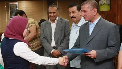 محافظ كفرالشيخ يوزع 13 وحدة سكنية جديدة علي شباب 