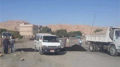 محافظ المنيا : طرق بديلة للنقل الثقيل ومطبات لتقليل السرعه بطريق الشرفا