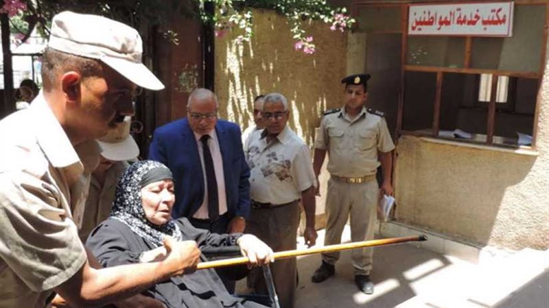 استجابة لمسنة.. مدير