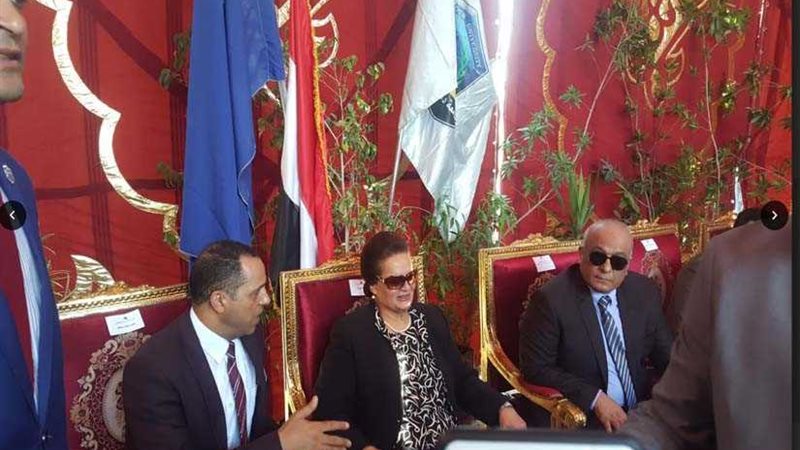 محافظ البحيرة تضع