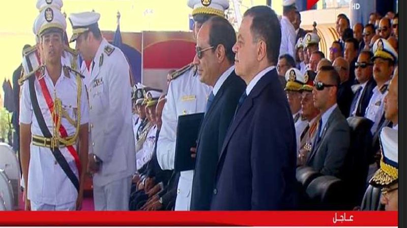 السيسي يسلم الأنواط