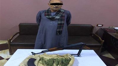القبض على مزارع بحوزته بندقية آلية وبانجو بالمنيا