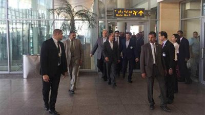 وزير الطيران يتفقد موقع أول مبنى ركاب صديق للبيئة ببرج العرب