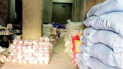 ضبط كمية كبيرة من الدقيق والمكرونة والسكر مجهول المصدر بالمنيا