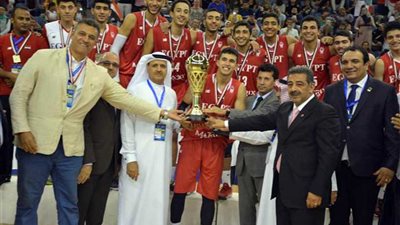 وزير الشباب والرياضة يسلم كأس البطولة العربية للسلة للمنتخب المصري..