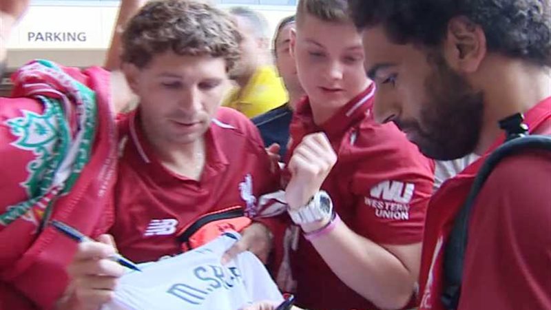 شاهد.. معجبين «صلاح»