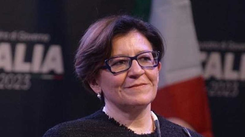 وزيرة الدفاع الإيطالية