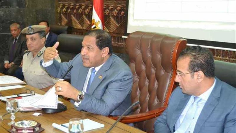 محافظ الغربية يراجع