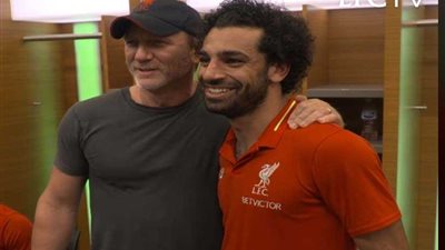 جيمس بوند يحرص على إلتقاط الصور مع محمد صلاح في أمريكا (فيديو)