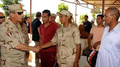 الفريق محمد زكى يزور مراكز التدريب التابعة للقوات المسلحة ويلتقى بالجنود المستجدين وأسرهم