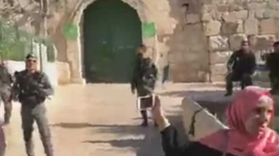 شاهد ..صلاة واعتصام على بوابات الأقصى