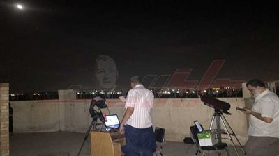 عشاق الفلك يشاهدون الخسوف من مرصد 