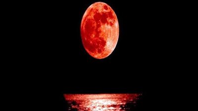 آلاف المواطنين يؤدون صلاة خسوف القمر في شمال وجنوب سيناء