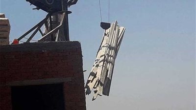 إيقاف بناء أحد المباني غير المرخصة ببني مزار