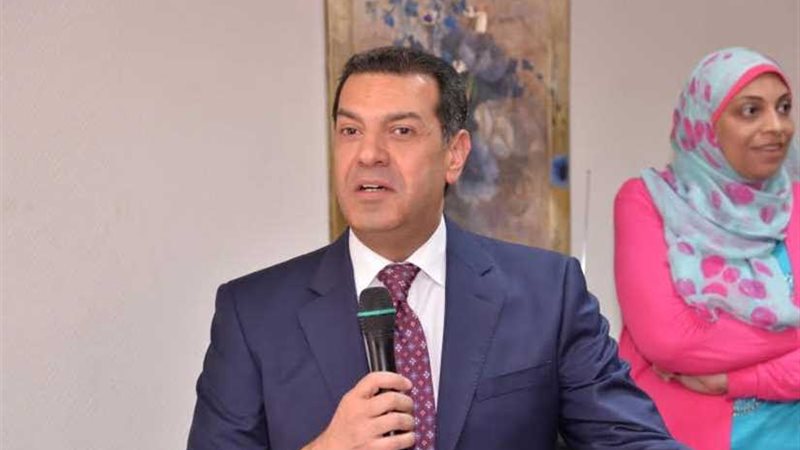 محافظ أسيوط يسلم