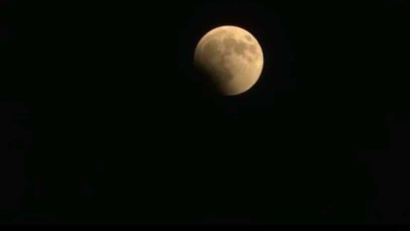 لحظات خسوف القمر