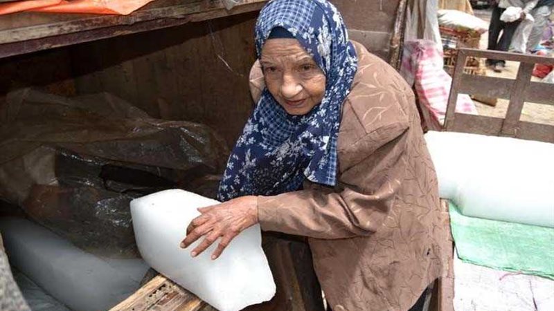 بائعة الثلج.. فتحية