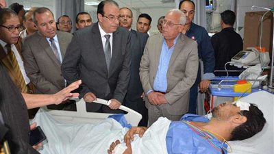 محافظ الدقهلية يصرف إعانات مالية لضحايا حادث بورسعيد