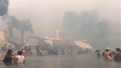 شاهد.. رعب الهاربين من حرائق اليونان إلى البحر