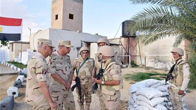 القائد العام يتفقد قوات تأمين شمال سيناء ويشيد بالروح القتالية لأبطال القوات المسلحة والشرطة 