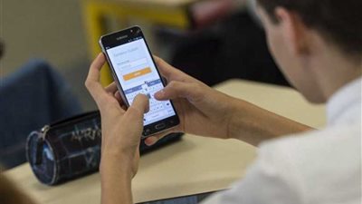 البرلمان الفرنسي .. حظر الهاتف المحمول في المدارس