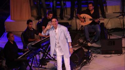 إيمان البحر يداعب جمهوره علي المسرح الروماني بمهرجان الأوبرا