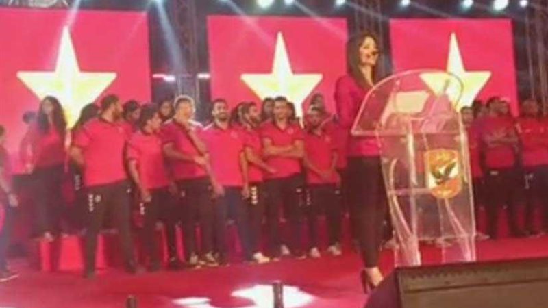 الأهلي يكرم فريقي