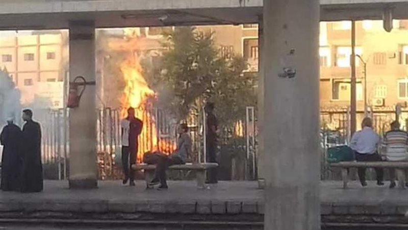 إخماد حريق شب بأعشاب