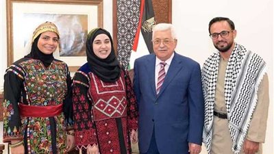 محمود عباس يستقبل القائمين على مبادرة الزي الفلسطيني
