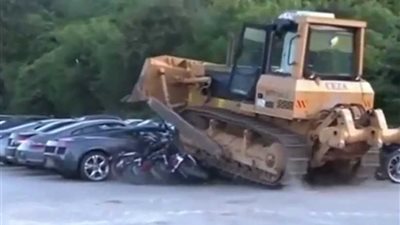 الرئيس الفلبينى يحضر تدمير 75سيارة فاخرة مهربة من الجمارك..