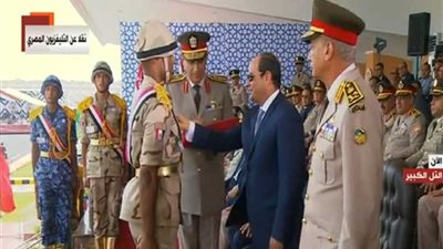 السيسي يمنح أوائل الدفعة 156 نوط الواجب العسكري (فيديو)