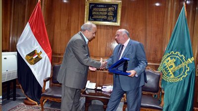 محافظ القليوبية يكرم مدير الأمن السابق
