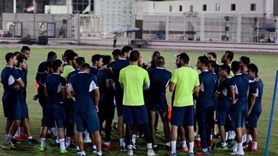 جروس يقسم اللاعبين لـ 3 مجموعات إحماء بالكرة