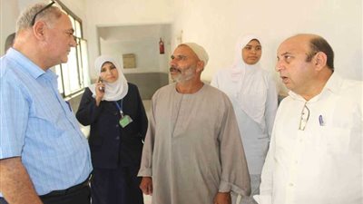 رئيس مركز مطاي يتابع انتظام الخدمة بالمستشفيات