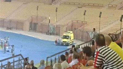 مدرب منتخب مصر يتابع مباراة الأهلي والإسماعيلي من المدرجات