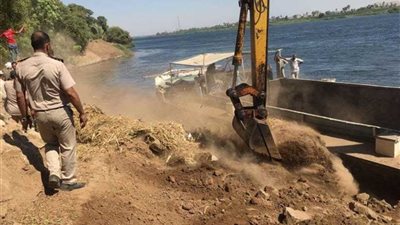 تنفيذ ٣ قرارات ازالة لتعديات على نهر النيل بغرب الأقصر