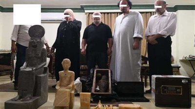 القبض على 4 متهمين بحوزتهم 58 قطعة يشتبه في أثريتها