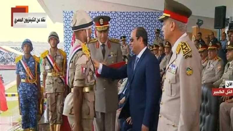 السيسي يمنح أوائل