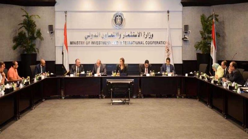 وزيرة الاستثمار تعقد