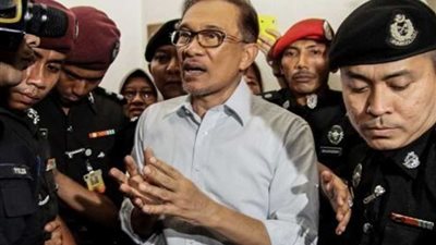 أنور إبراهيم يفوز برئاسة حزب 