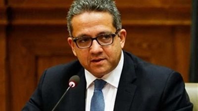 العناني ووزير خارجية إيطاليا يشاهدان بردية 